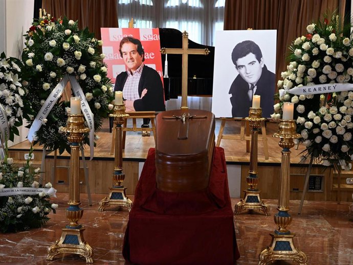 Imagen del féretro con los restos mortales de Manuel de la Calva junto a retratos del cantante en la capilla ardiente situada en la SGAE, a 27 de agosto de 2025