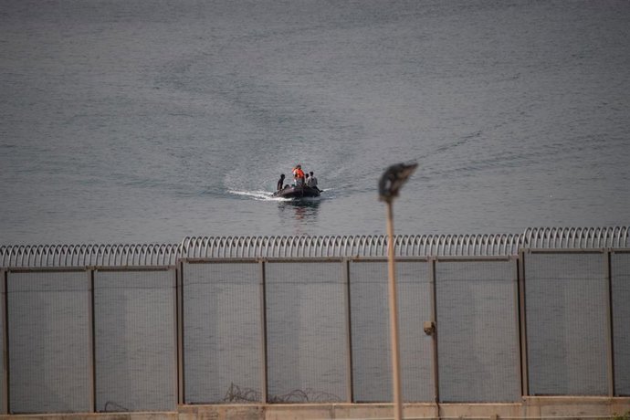 Una lancha de la Marina Real marroquí patrulla para que no haya nuevos intentos de cruzar la frontera, en la playa de El Tarajal, a 7 de agosto de 2025, en Ceuta (España).