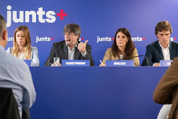 Archivo - (I-D) La candidata de Junts por Lleida, Jeannine Abella, el expresidente de la Generalitat, Carles Puigdemont, la candidata de Junts por Tarragona, Mònica Sales, y el candidato de Junts por Girona, Salvador Vergé.