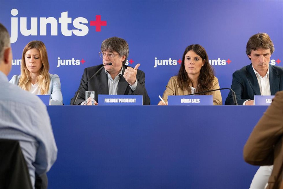 Archivo - (I-D) La candidata de Junts por Lleida, Jeannine Abella, el expresidente de la Generalitat, Carles Puigdemont, la candidata de Junts por Tarragona, Mnica Sales, y el candidato de Junts por Girona, Salvador Vergé.