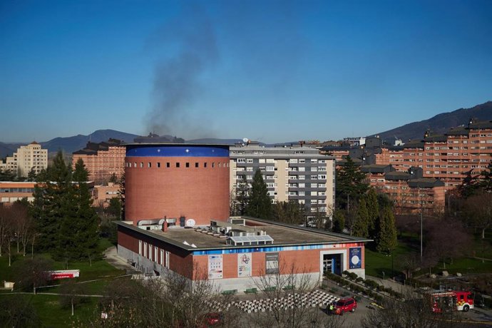 Archivo - Imagen del Planetario de Pamplona durante el incendio que se registró el pasado mes de enero.