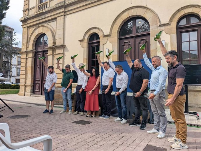 La consejera de Cultura y alcaldes de la Comarca de la Sidra, escanciando en Villaviciosa