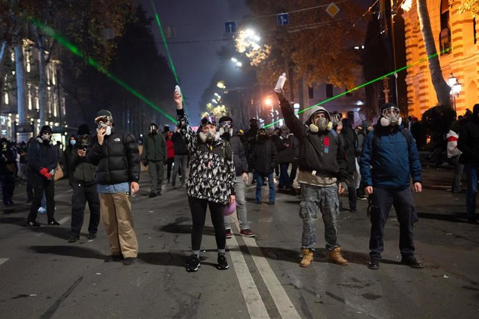 Archivo - Manifestantes en las calles de la capital de Georgia, Tiflis, en contra del Gobierno del primer ministro, Irakli Kobajidze