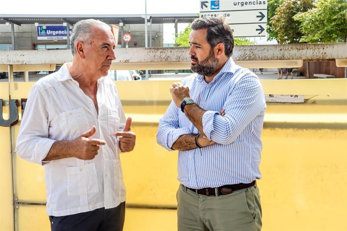 Núñez durante su visita a la localidad conquense junto al portavoz de los 'populares' en Tarancón, Miguel Ángel Igualada.