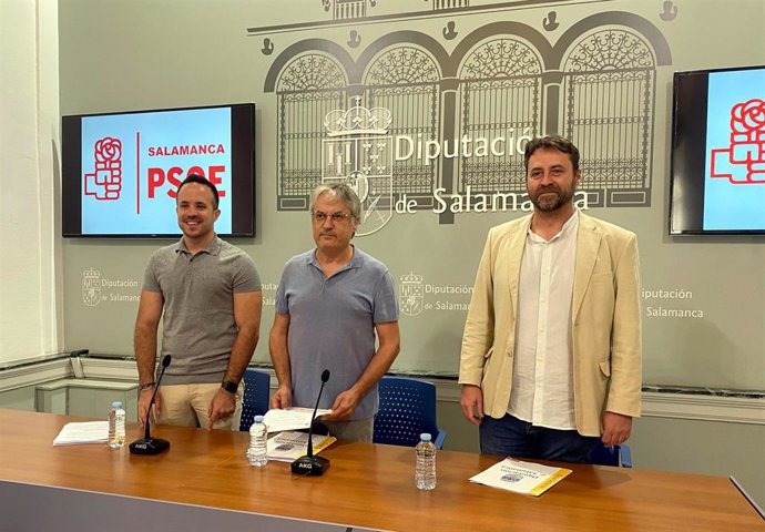 De izquierda a derecha, el diputado provincial Carlos Fernández Chanca, el portavoz socialista en la Diputación, Fernando Rubio, y el diputado, Antonio Cámara.