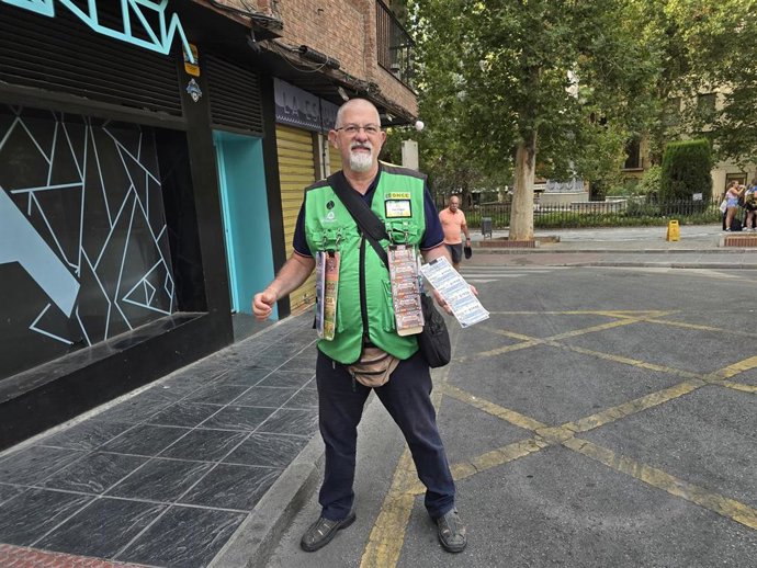 Jose Miguel Castillo Victoria, vendedor de la ONCE en la plaza de los Campos, ha llevado al suerte a Granada desde su punto de venta.