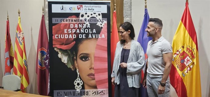 La teniente de alcalde de Turismo y Cultura del Ayuntamiento de Ávila, Sonsoles Prieto, y el bailarín abulense Javier del Real, coordinador del  II Certamen de Danza Española ‘Ciudad de Ávila’, presentan el evento.