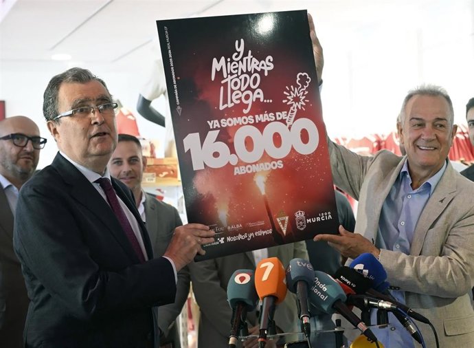 El alcalde de Murcia, José Ballesta, y el presidente del Real Murcia, Felipe Moreno