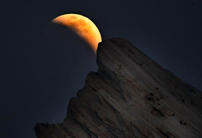 Archivo - 15 May 2022, US, Agua Dulce: A supermoon lunar eclipse is seen from Vasquez Rocks Natural Area Park. Photo: Gene Blevins/ZUMA Press Wire/dpa