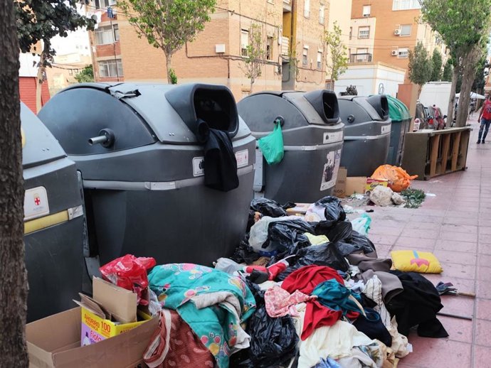 Contenedores en la calle Ángel Ochotonera de Almería.