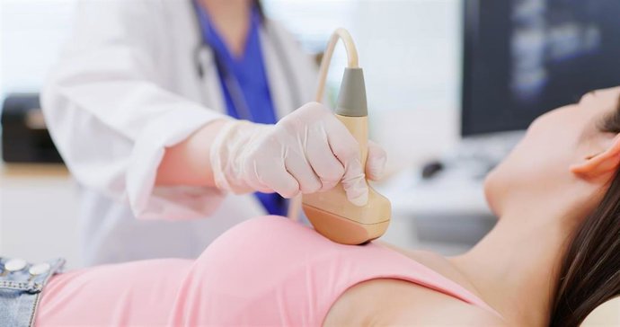 Archivo - Imagen de recurso de un médico con una paciente.