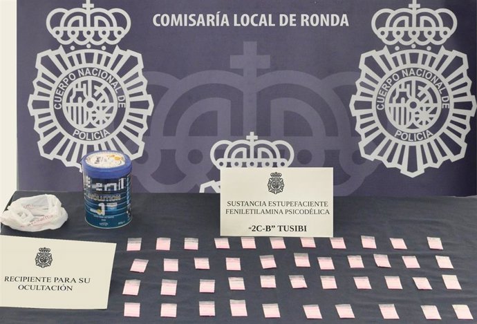 La Policía Nacional ha detenido a una mujer y un hombre de 25 y 19 años en posesión de 43 dosis de cocaína rosa (también conocida como Tusi), en el transcurso de un control de vehículos en Ronda (Málaga).