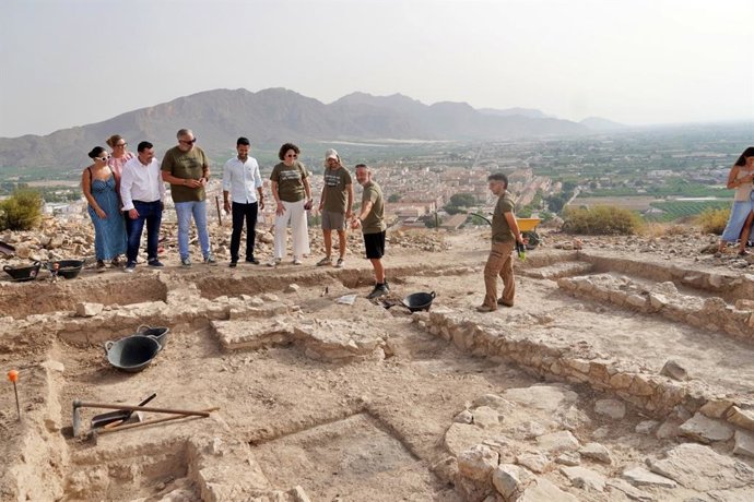 Un momento de la visita del director general de Patrimonio Cultural, Patricio Sánchez, y el alcalde de Santomera, Víctor Martínez, al yacimiento del poblado ibérico de la Sierra del Balumba (Santomera).