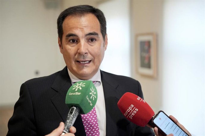 Archivo - El consejero de Justicia, José Antonio Nieto, este lunes en declaraciones a los medios en Sevilla tras participar en un desayuno informativo de Europa Press Andalucía.