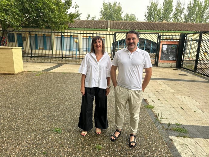 La portavoz del grupo municipal del PSOE en el Ayuntamiento de Zaragoza, Lola Ranera, y el concejal Paco Galán