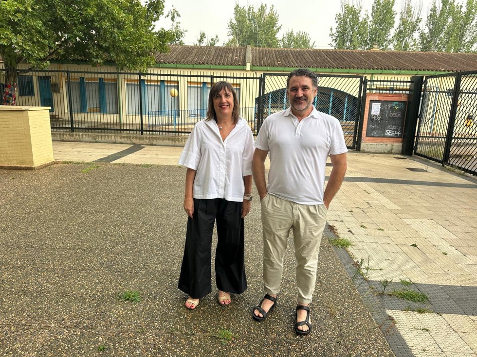 La portavoz del grupo municipal del PSOE en el Ayuntamiento de Zaragoza, Lola Ranera, y el concejal Paco Galán