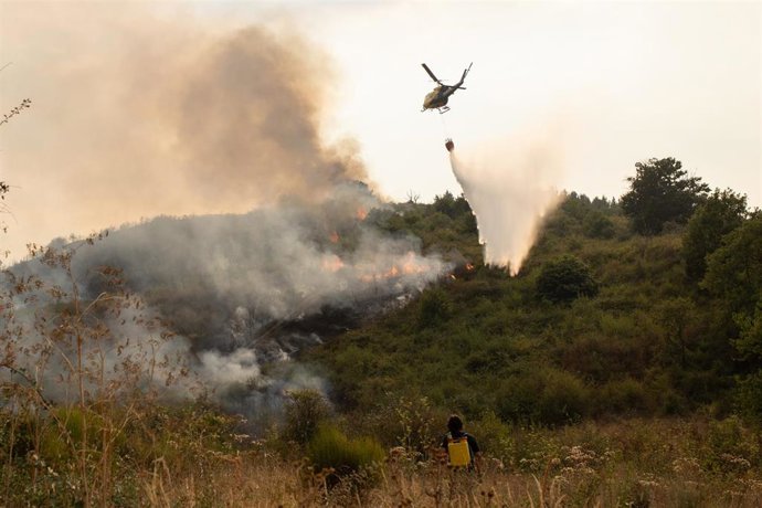 Un helicóptero trabaja en las tareas para la extinción del incendio, a 24 de agosto de 2025, en Molinaseca, León.
