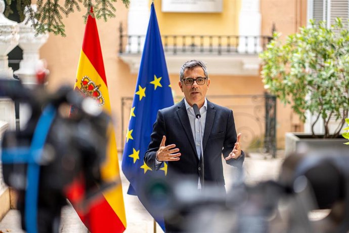 El ministro de la Presidencia, Justicia y Relaciones con las Cortes, Félix Bolaños, atiende a los medios de comunicación en el Palacio de Parcent, a 27 de agosto de 2025, en Madrid (España).
