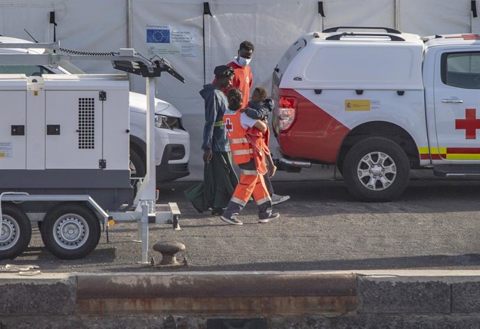 Archivo - Arquivo - Agentes dos serviços de emergência atendem uma mulher e um menor ao chegarem ao Porto de La Restinga, em 30 de novembro de 2024, em El Hierro, Santa Cruz de Tenerife, Tenerife, Ilhas Canárias (Espanha). No resgate, que exigiu a interve