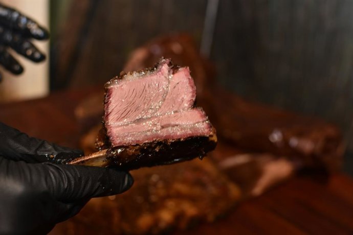 O chef Pablo Cadavid explica como os profissionais selam a carne: "Dessa forma, não sobra óleo e ela não queima".