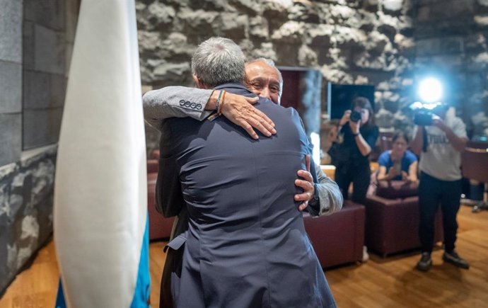 El presidente de Canarias, Fernando Clavijo, y el secretario general de UGT, Pepe Álvarez, se abrazan antes de iniciar una reunión en Presidencia del Gobierno