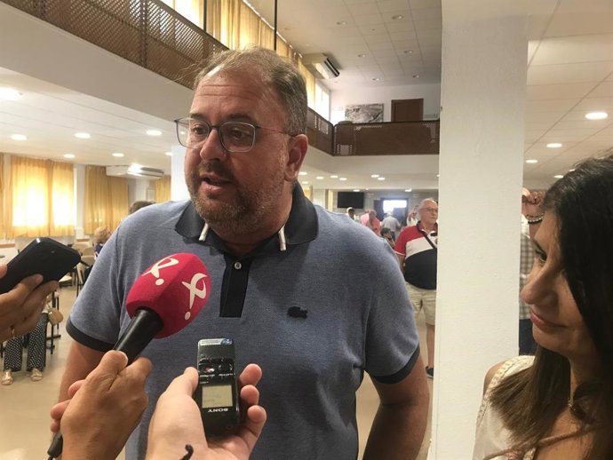 El alcalde de Mérida, Antonio Rodríguez Osuna, atiende a los medios de comunicación en su visita al hogar de mayores de El Calvario.