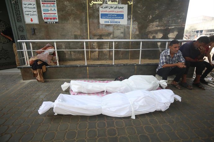 Palestinos junto a varios muertos por un ataque ejecutado por el Ejército de Israel contra el norte de la Franja de Gaza (archivo)