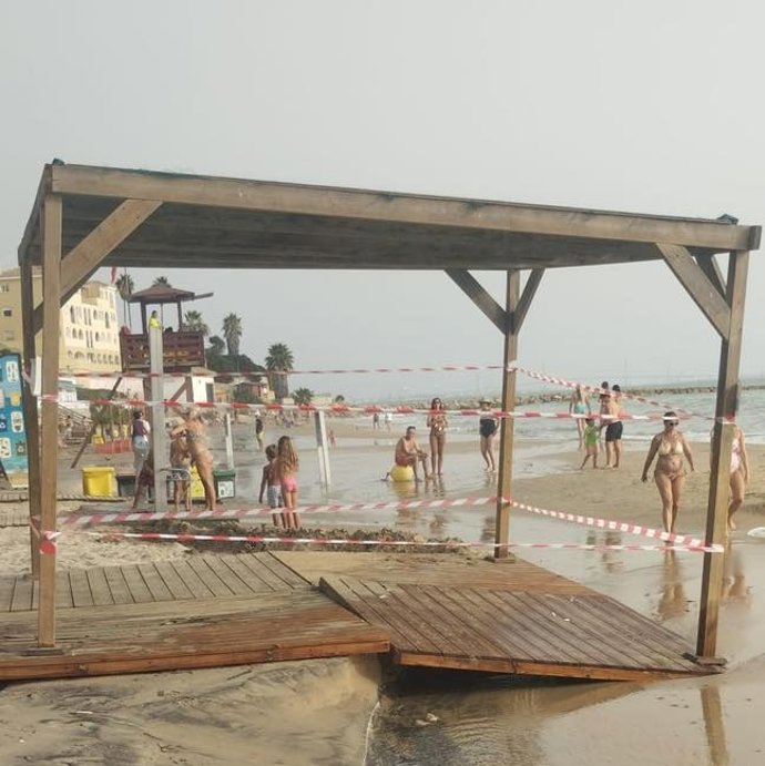 Daños en una pasarela de una playa de El Puerto de Santa María debido al fuerte oleaje