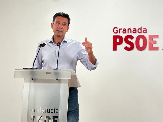El portavoz del PSOE-A, Francisco Cuenca, en rueda de prensa en Granada.