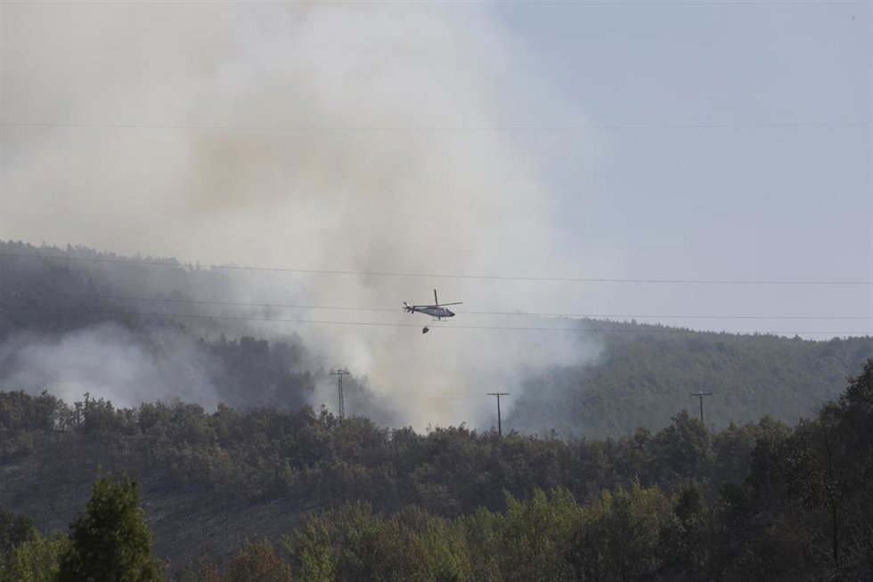 Efectivos de bomberos durante las labores de extinción del incendio de Garaño (León).