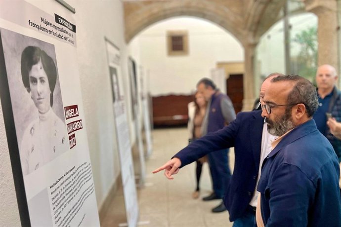 El presidente de la Diputación de Cáceres, Miguel Ángel Morales, visita una exposición sobre mujeres respresaliadas