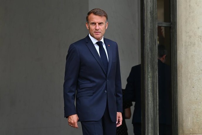 27 August 2025, France, Paris: France's President Emmanuel Macron greets Senegal's President Bassirou Diomaye Faye at the Elysee Palace. Photo: Julien Mattia/Le Pictorium via ZUMA Press/dpa