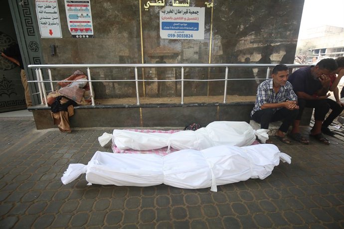 13 de agosto de 2025, Cidade de Gaza, Faixa de Gaza, Território Palestino: Parentes dos palestinos que morreram em decorrência dos ataques israelenses aos bairros de Zeytun e Shujaiya choram enquanto os corpos são levados do Hospital Al-Shifa para serem e