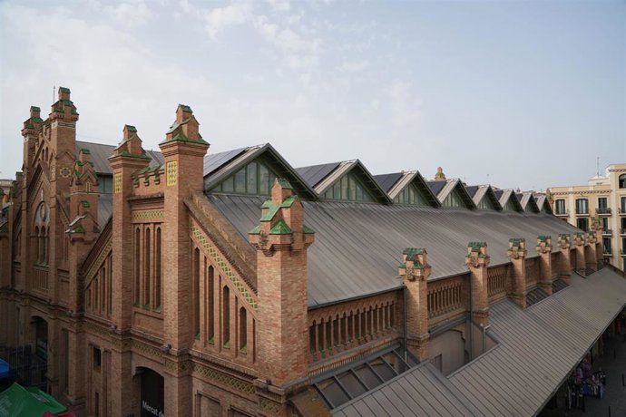 Placas solares en el Mercat de Sants (Barcelona).