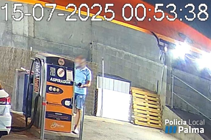 Imagen de las grabaciones de las cámaras de seguridad que han permitido identificar a un hombre por apropiarse de 225 euros de una cartera perdida en una gasolinera de Palma
