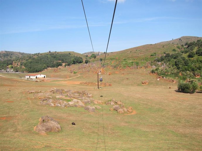 Archivo - La telecabina de Cabárceno sobrevuela el recinto 