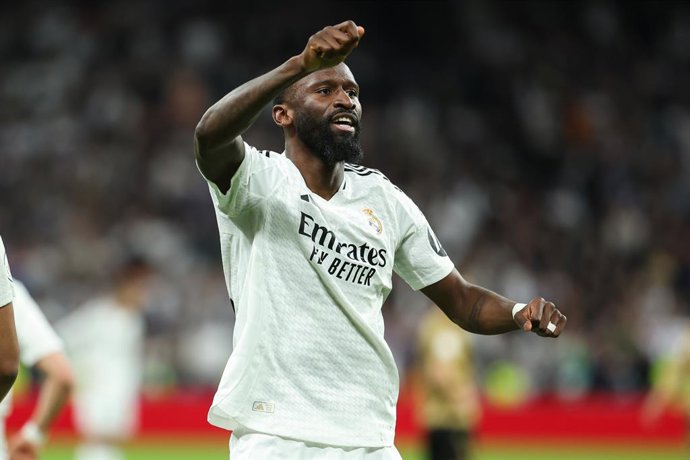 Archivo - Antonio Rudiger, do Real Madrid, comemora um gol durante a partida de futebol da semifinal da Copa do Rei da Espanha, entre Real Madrid e Real Sociedad, no estádio Santiago Bernabeu, em 1º de abril de 2025, em Madri, Espanha.