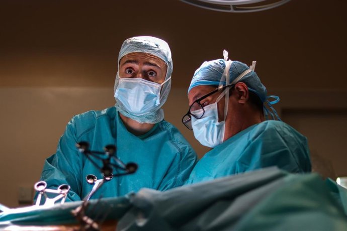 La Clínica CEMTRO realiza una innovadora cirugía robótica de prótesis bilateral de cadera por vía anterior