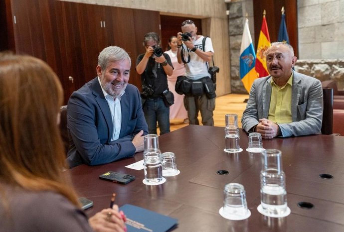 El presidente de Canarias, Fernando Clavijo, y el secretario general de UGT, Pepe Álvarez, en una reunión de trabajo