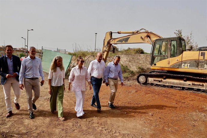 La presidenta del Govern, Marga Prohens, visita las obras del futuro CEIP Es Faralló de Santa Eulària.