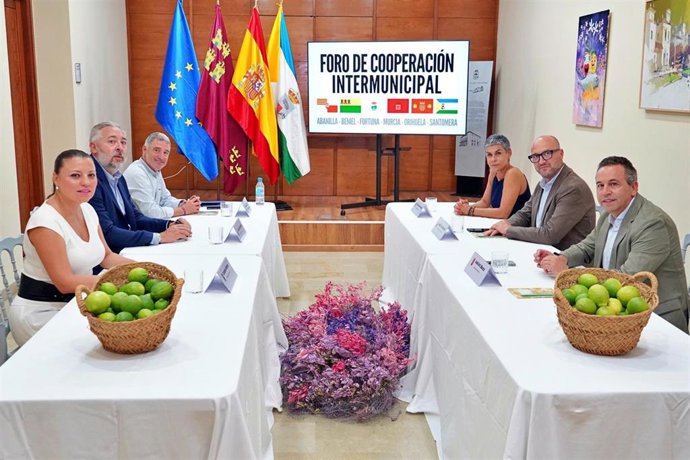 Primer encuentro del foro de cooperación intermunicipal creado por el Ayuntamiento de Santomera, y del que forman parte también los municipios de Murcia, Orihuela (Alicante), Beniel, Fortuna y Abanilla