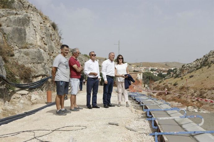 El presidente de la DPZ, Juan Antonio Sánchez Quero, y los diputados provinciales Miguel Sanz y Charo Lázaro, visitan la carretera de Almonacid de la Cuba, afectada por las tormentas del 13 de junio.
