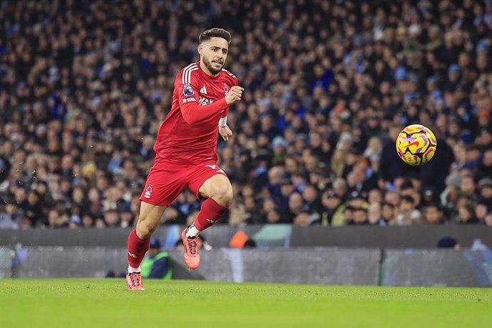 Archivo - Alex Moreno (19) of Nottingham Forest during the English championship Premier League football match between Manchester City and Nottingham Forest on 4 December 2024 at the Etihad Stadium in Manchester, England - Photo Conor Molloy / ProSportsIma