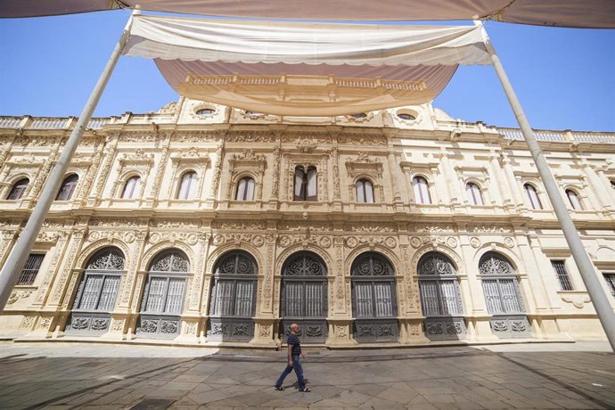 Archivo - Detalle de la fachada del Ayuntamiento de Sevilla. Foto de archivo. 