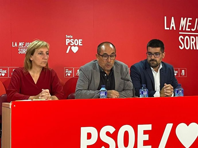 De izquierda a derecha, Yolanda Santos, Luis Rey y Carlos Llorente abordan el dispositivo de incendios de la Junta