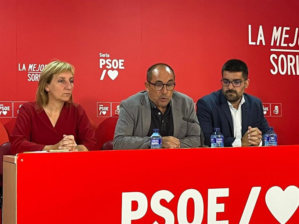 De izquierda a derecha, Yolanda Santos, Luis Rey y Carlos Llorente abordan el dispositivo de incendios de la Junta