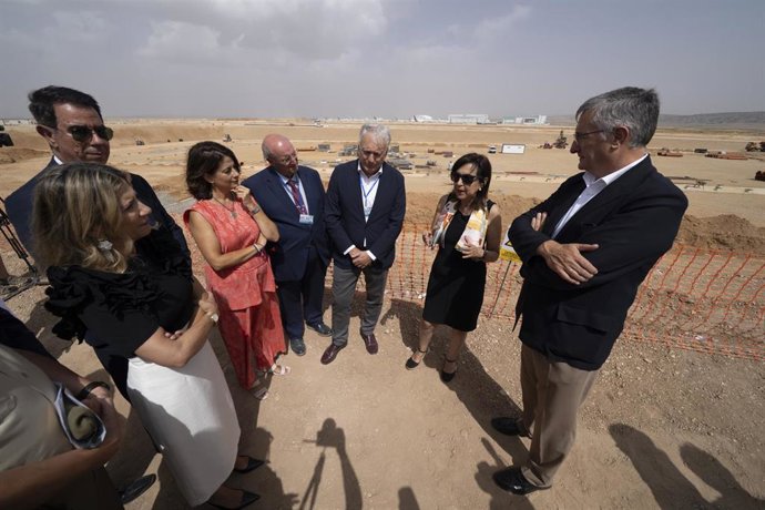 La ministra de Defensa, Margarita Robles (2d), asiste a la presentación del Proyecto del Centro Integral de Entrenamiento y Movilidad Aérea del Ejército del Aire y del Espacio, en el Consorcio del Aeropuerto de Teruel, a 27 de agosto de 2025.