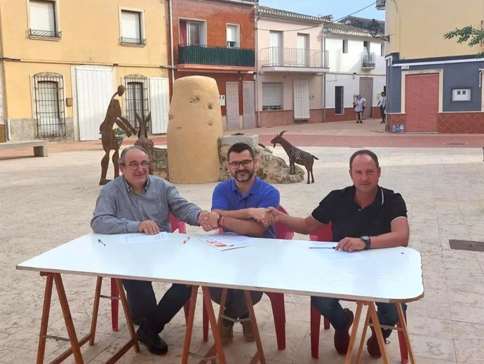Firma del acuerdo para el gobierno local del Ayuntamiento de Els Poblets (Alicante) de los representantes de Compromís, Vivim y Proyecto Residentes Els Poblets (PRE) en junio de 2023