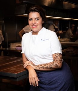 Celebrity Cruises nombra a la chef brasileña Janaína Torres madrina del nuevo barco Celebrity Xcel