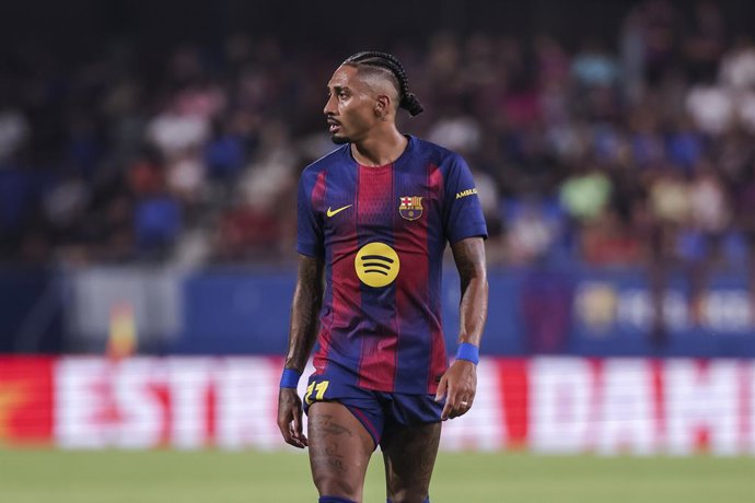 Raphinha Dias Belloli, do FC Barcelona, observa durante o Troféu Joan Gamper, partida de futebol disputada entre o FC Barcelona e o Como 1907 no Estádio Johan Cruyff em 10 de agosto de 2025 em Sant Joan Despi, Espanha.